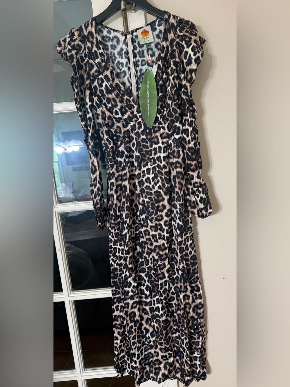 FARM Rio NWT Cheetah Animal-print satin midi dress, featuring a V-neckline XS . - Picture 3 of 14